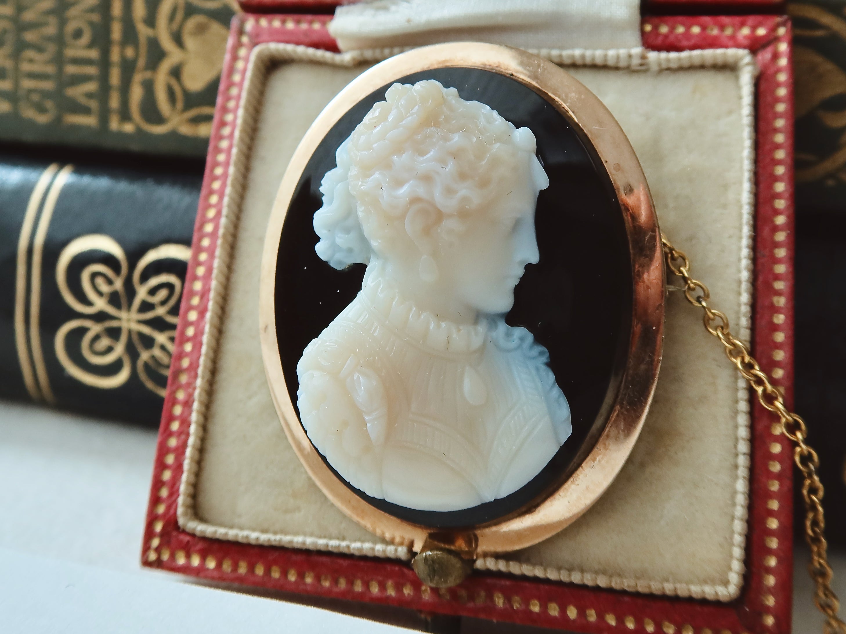 Antique Cameo Brooch Pendant in 14k Gold