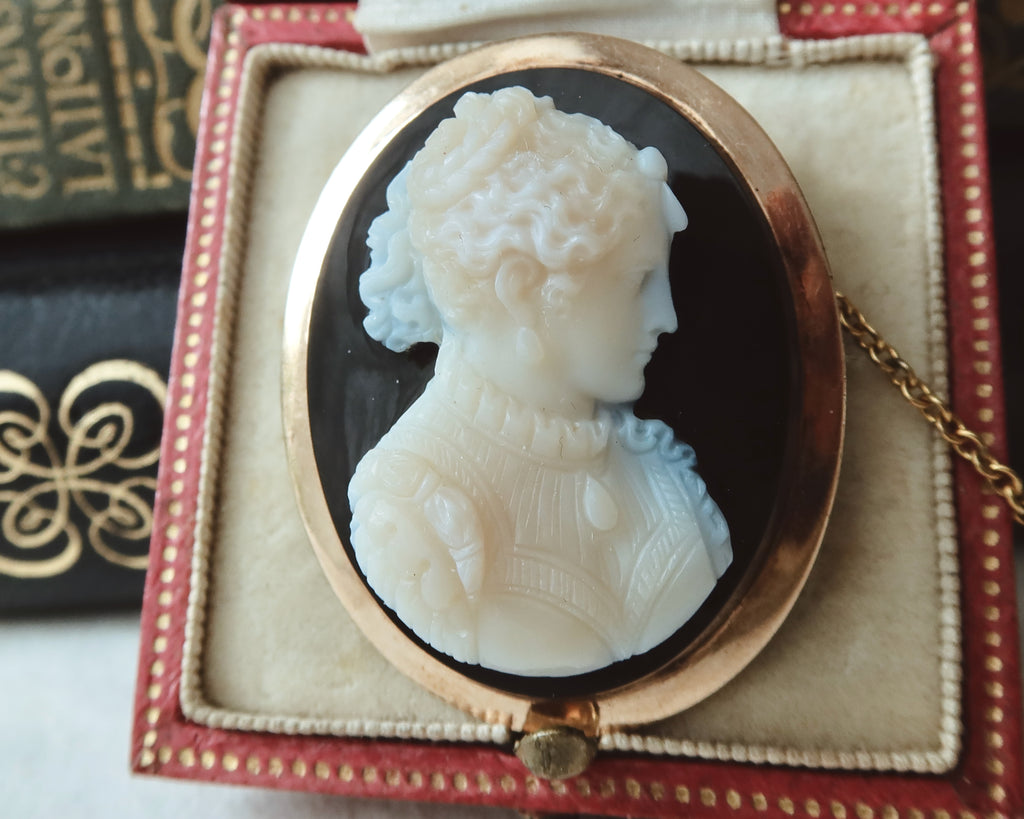 Antique Cameo Brooch Pendant in 14k Gold