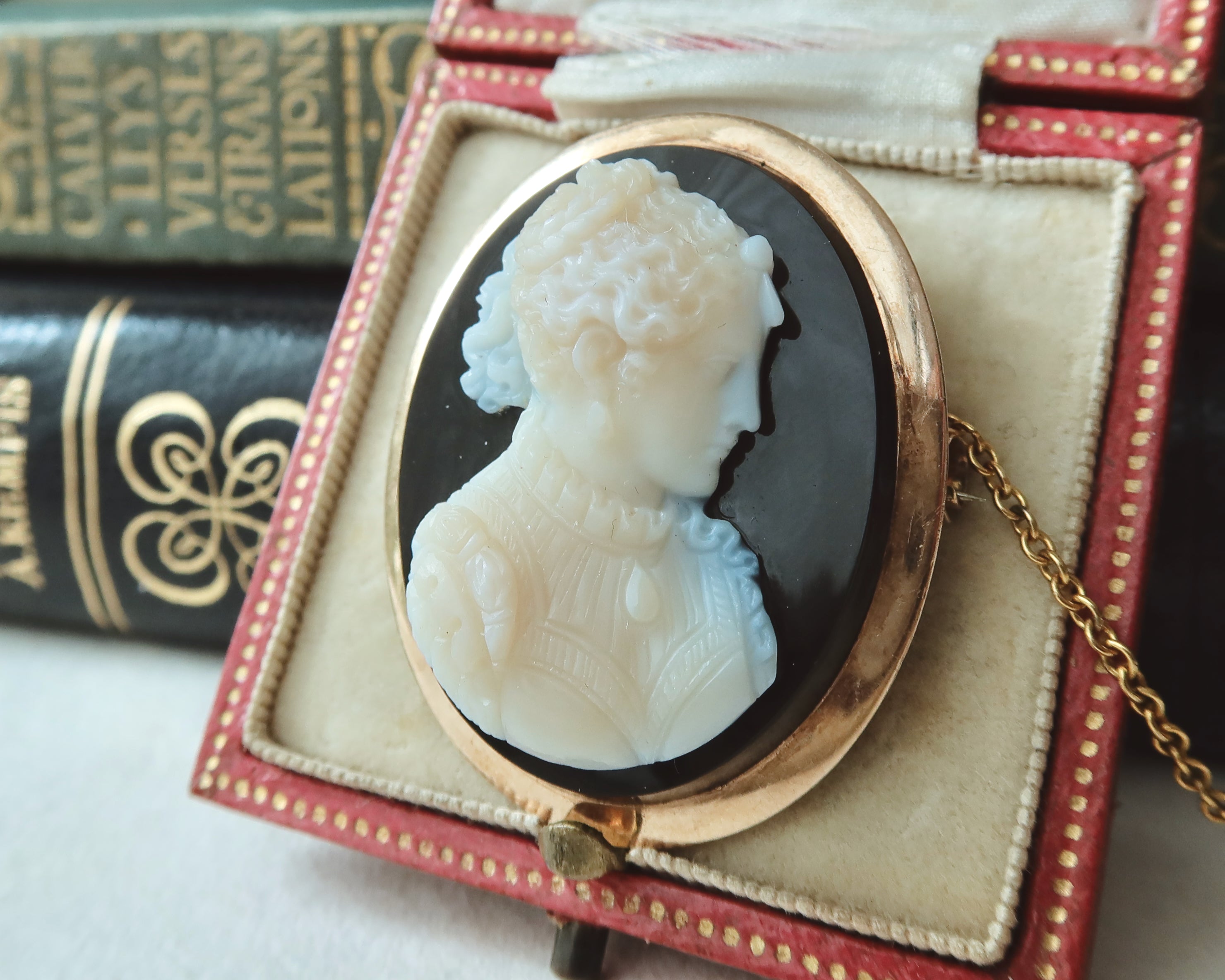 Antique Cameo Brooch Pendant in 14k Gold