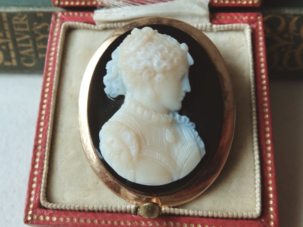 Antique Cameo Brooch Pendant in 14k Gold