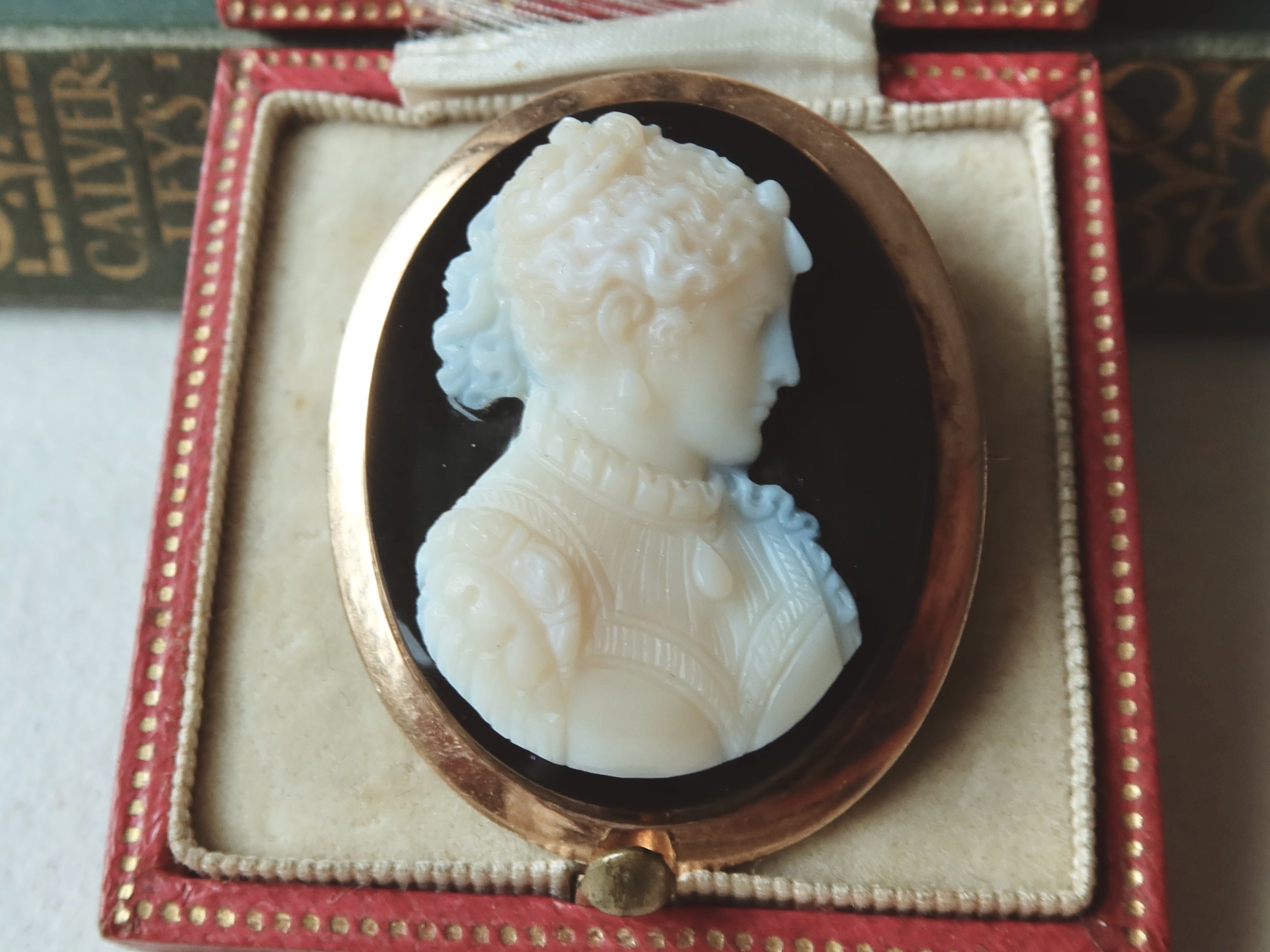 Antique Cameo Brooch Pendant in 14k Gold