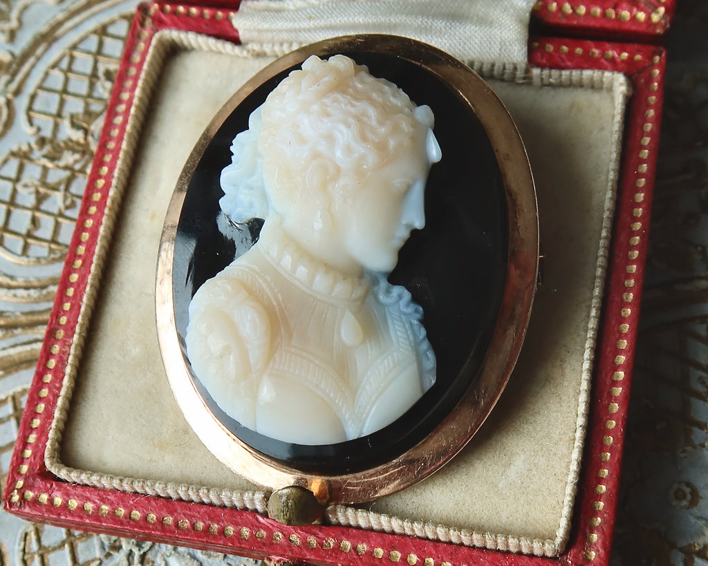 Antique Cameo Brooch Pendant in 14k Gold
