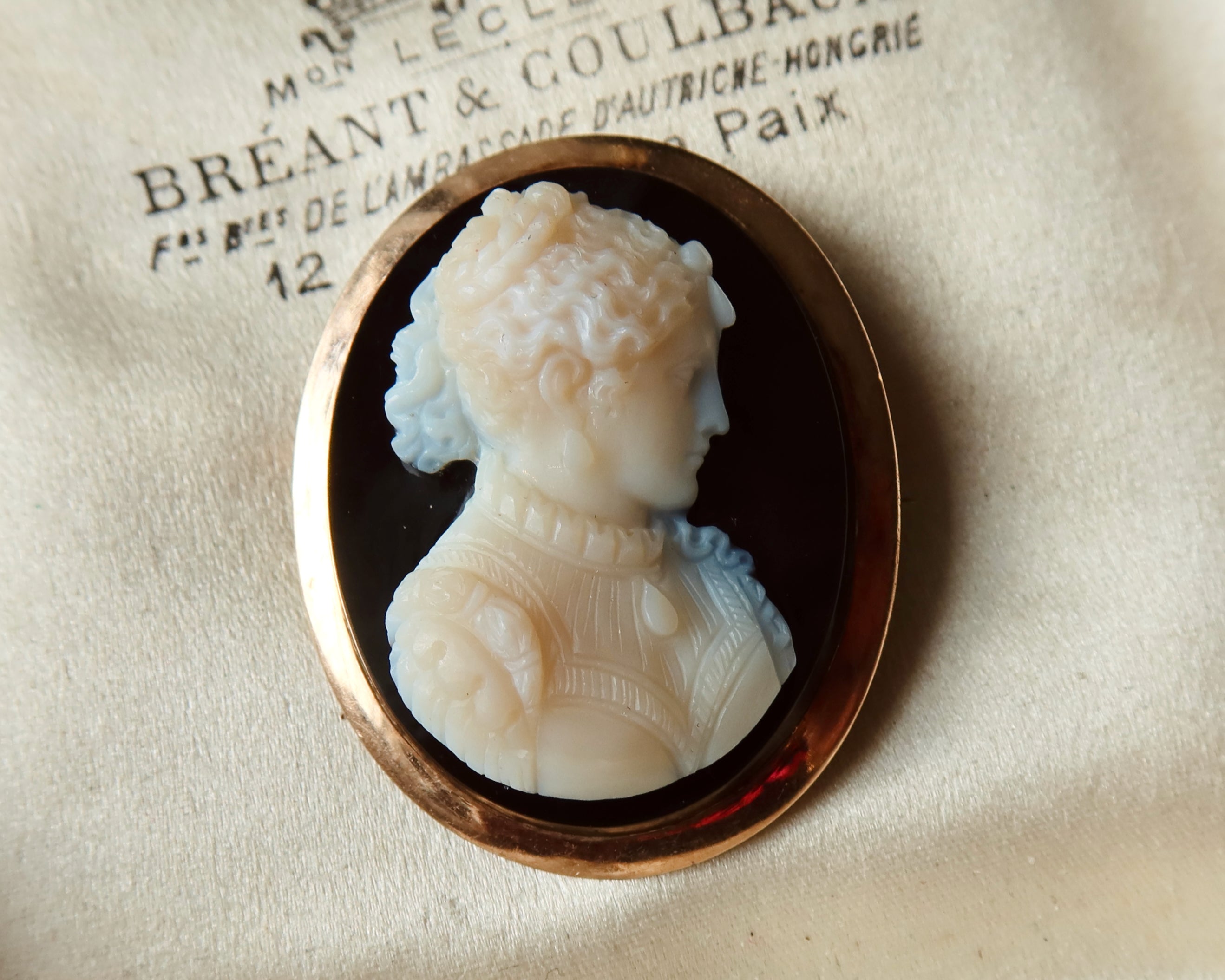 Antique Cameo Brooch Pendant in 14k Gold