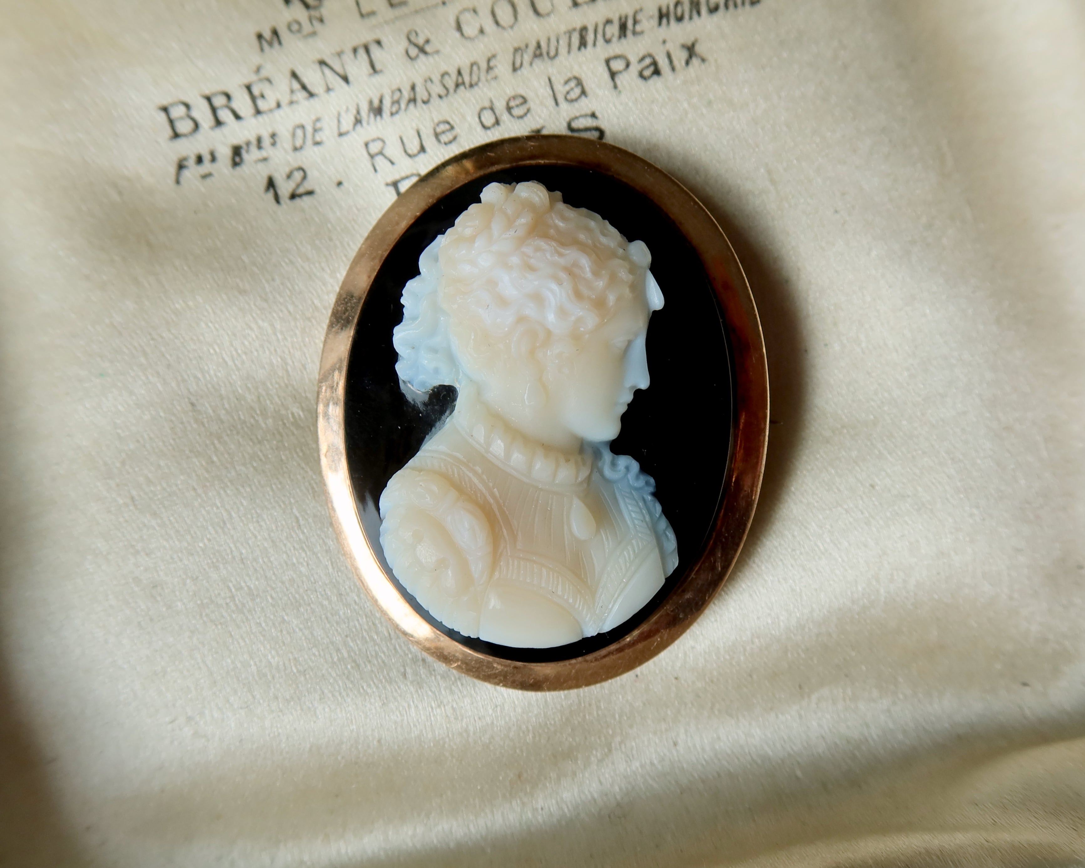 Antique Cameo Brooch Pendant in 14k Gold