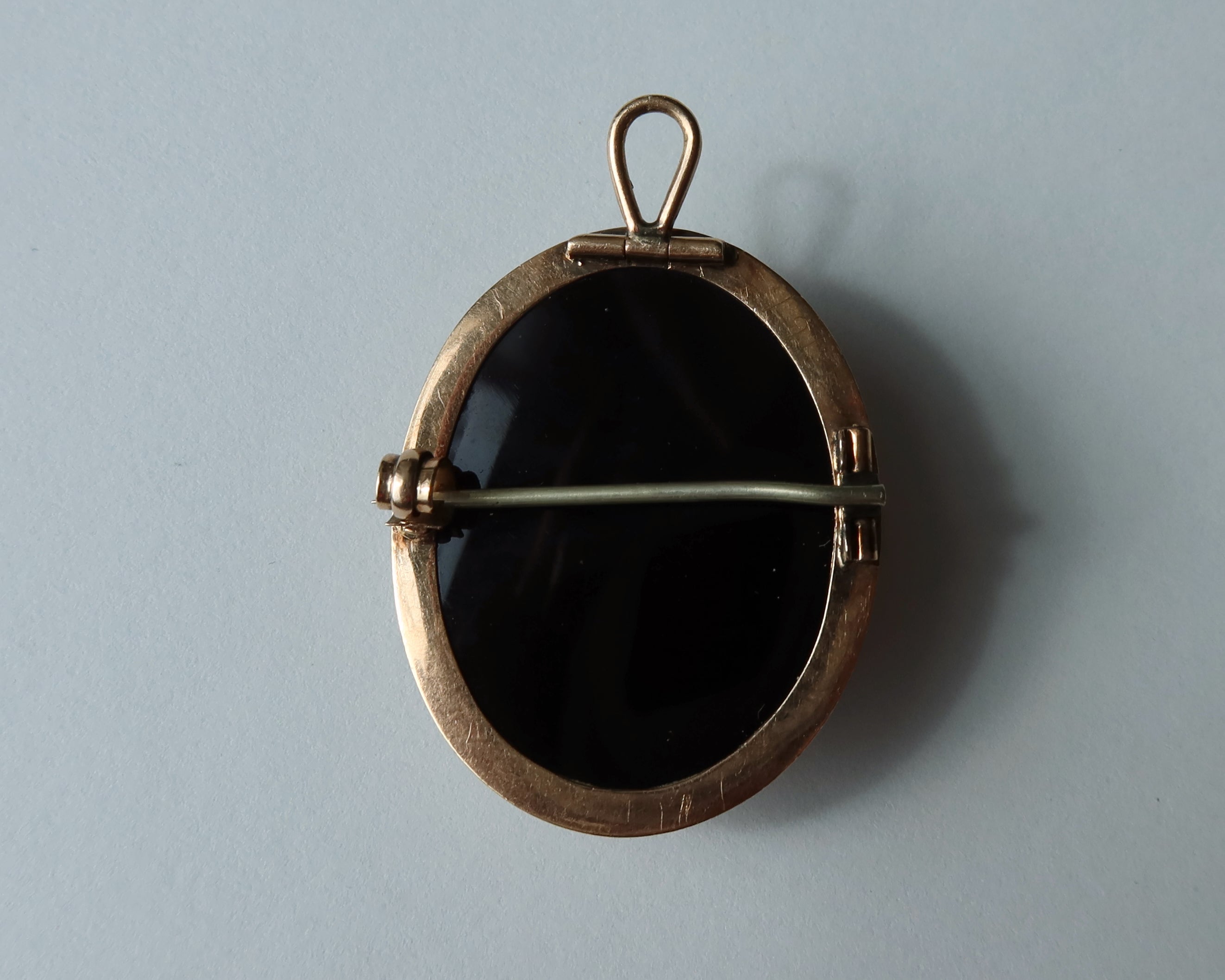Antique Cameo Brooch Pendant in 14k Gold