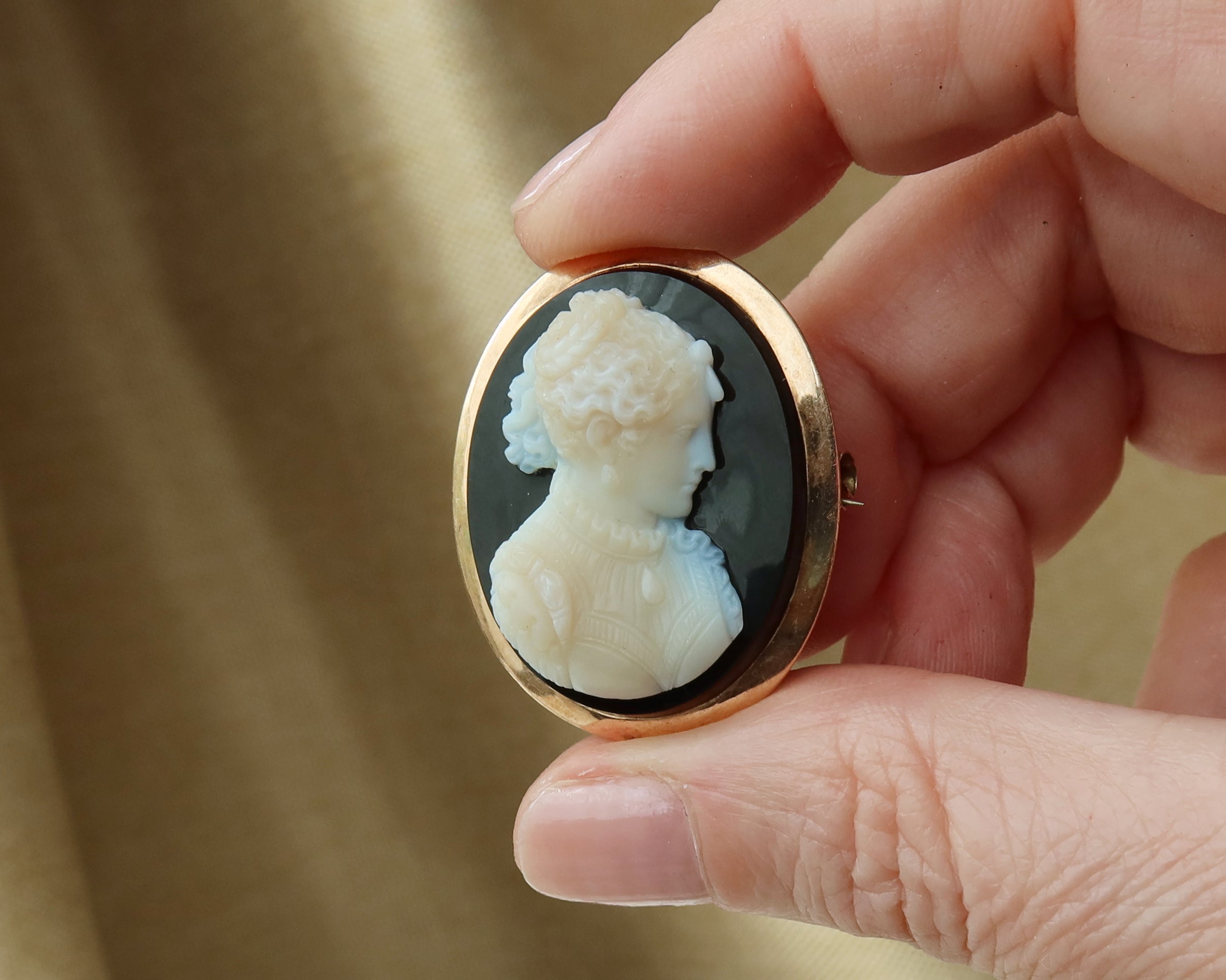 Antique Cameo Brooch Pendant in 14k Gold