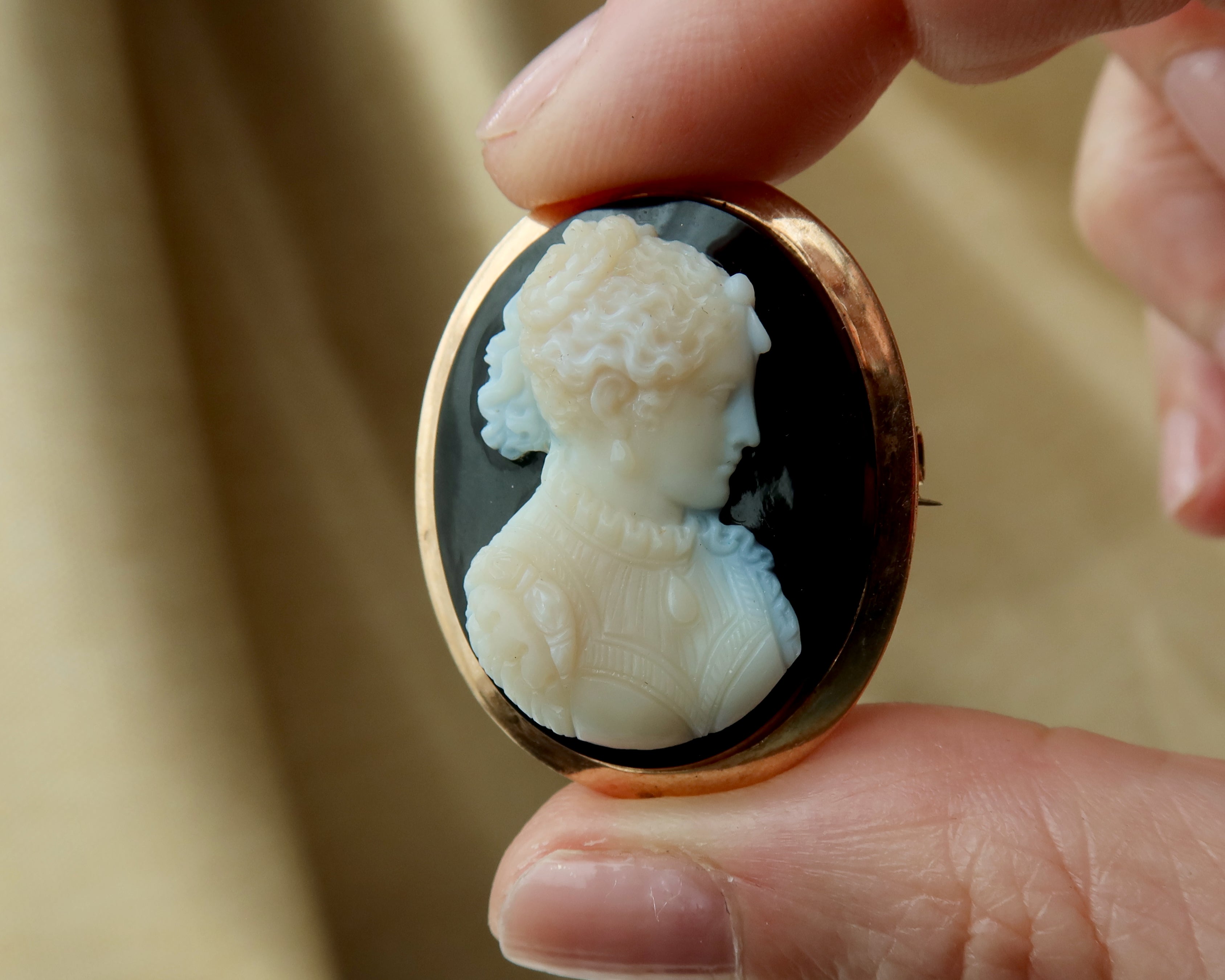 Antique Cameo Brooch Pendant in 14k Gold