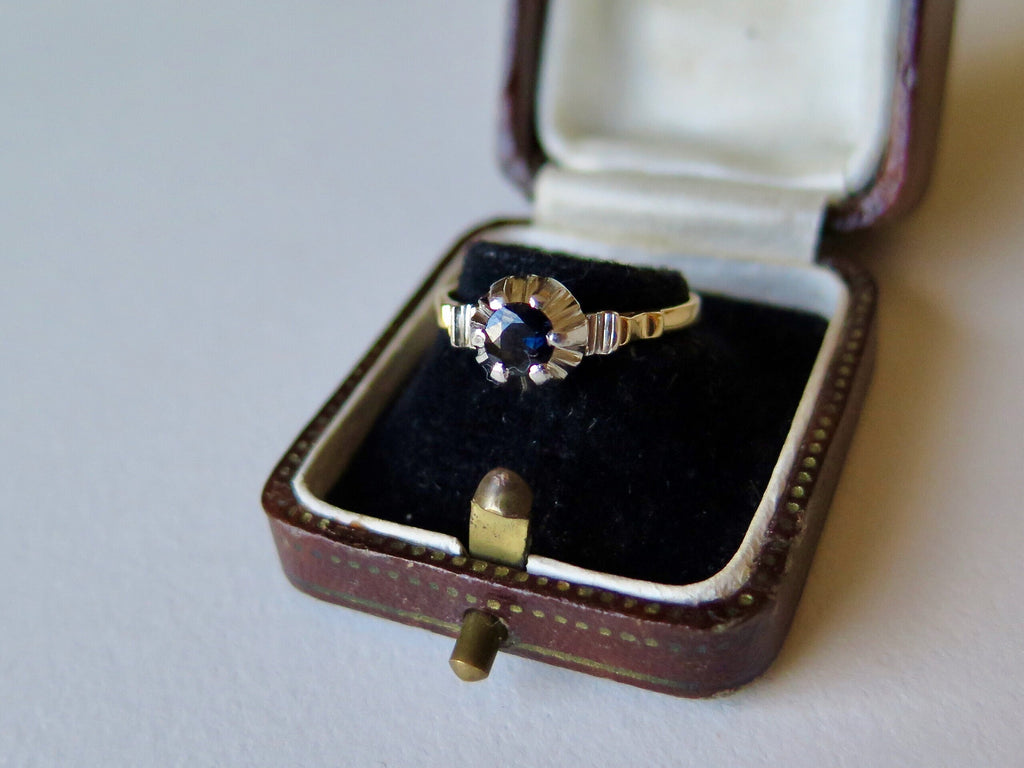 Antique Art Deco 18k Gold Sapphire Ring: Openwork Solitaire