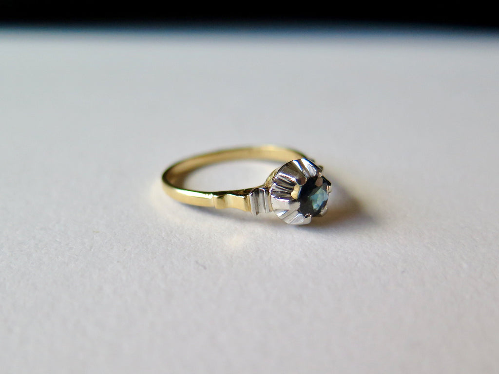 Antique Art Deco 18k Gold Sapphire Ring: Openwork Solitaire