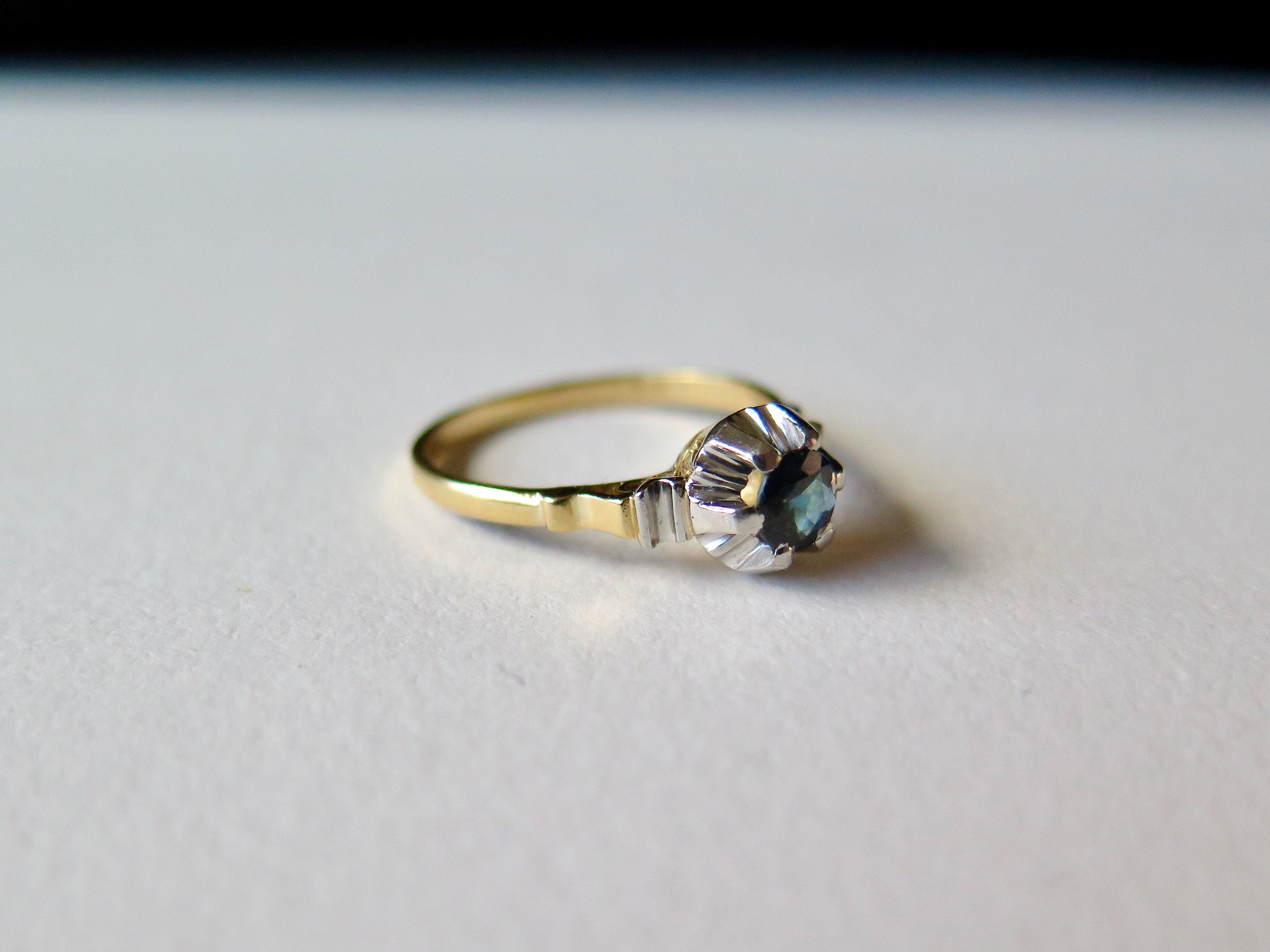 Antique Art Deco 18k Gold Sapphire Ring: Openwork Solitaire