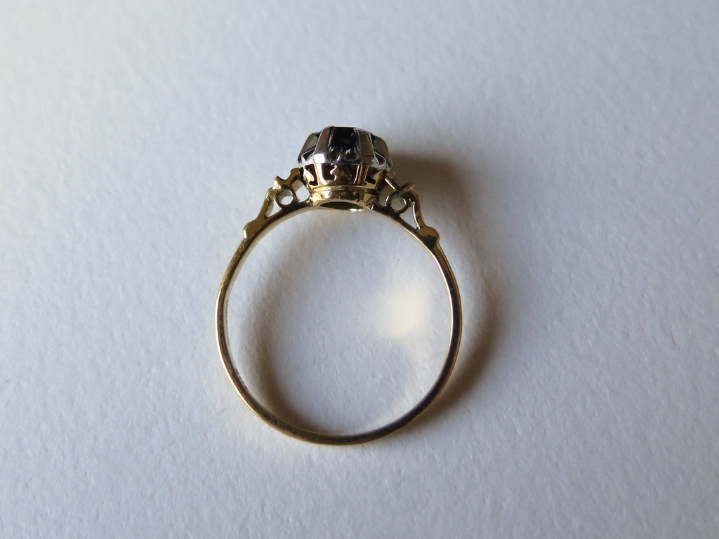 Antique Art Deco 18k Gold Sapphire Ring: Openwork Solitaire