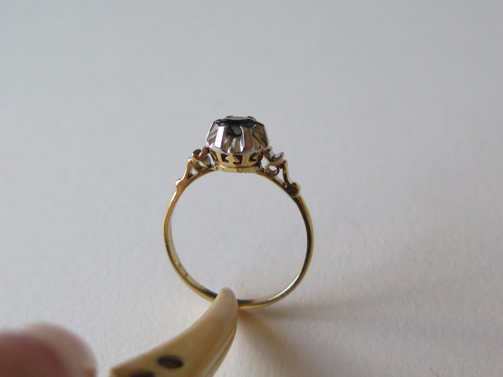 Antique Art Deco 18k Gold Sapphire Ring: Openwork Solitaire