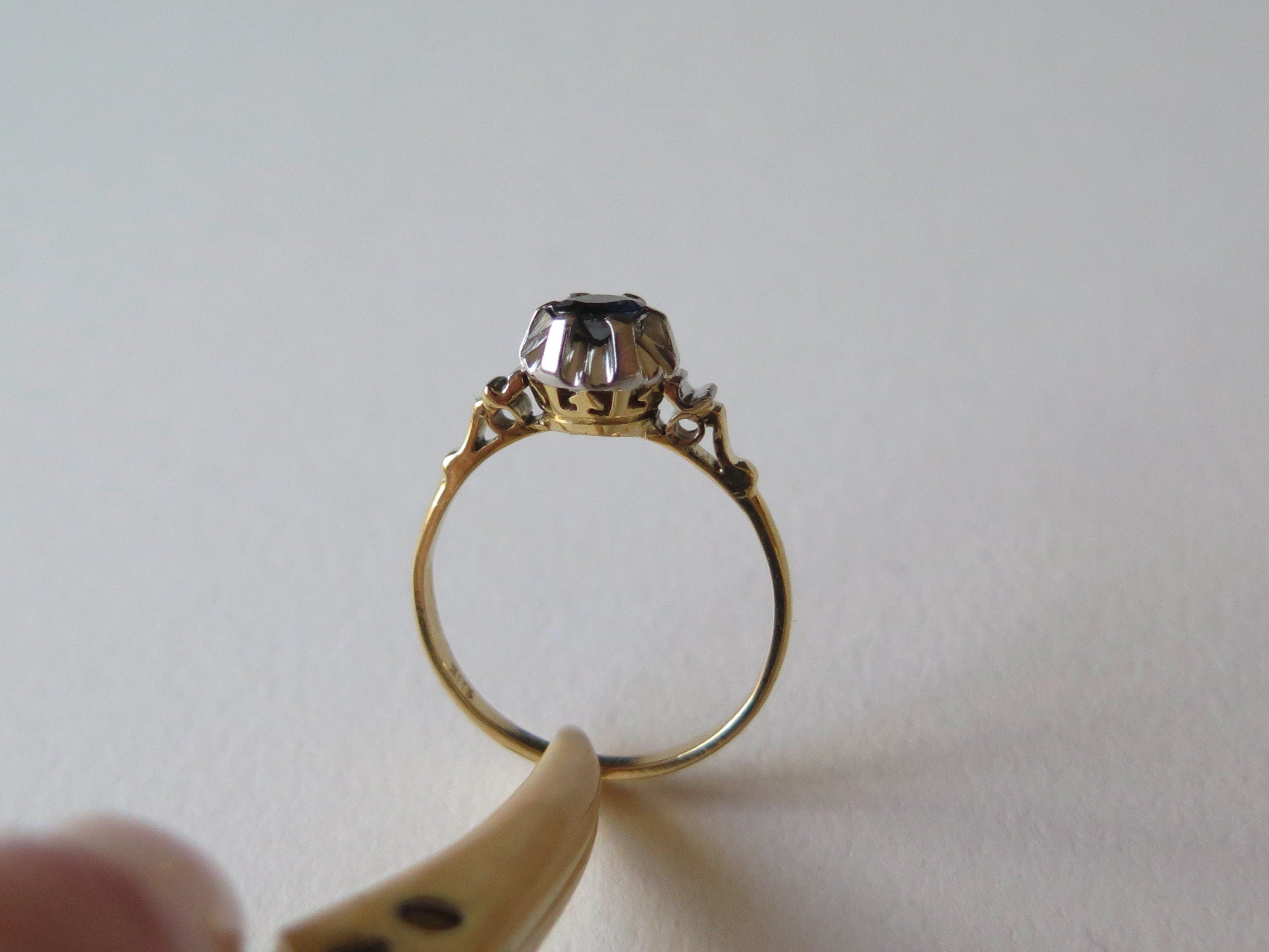 Antique Art Deco 18k Gold Sapphire Ring: Openwork Solitaire