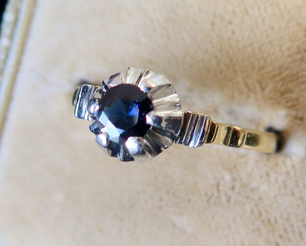 Antique Art Deco 18k Gold Sapphire Ring: Openwork Solitaire