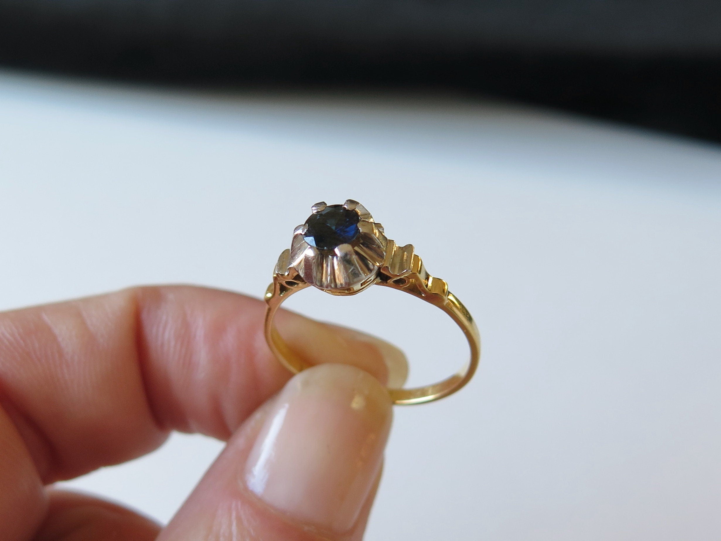 Antique Art Deco 18k Gold Sapphire Ring: Openwork Solitaire