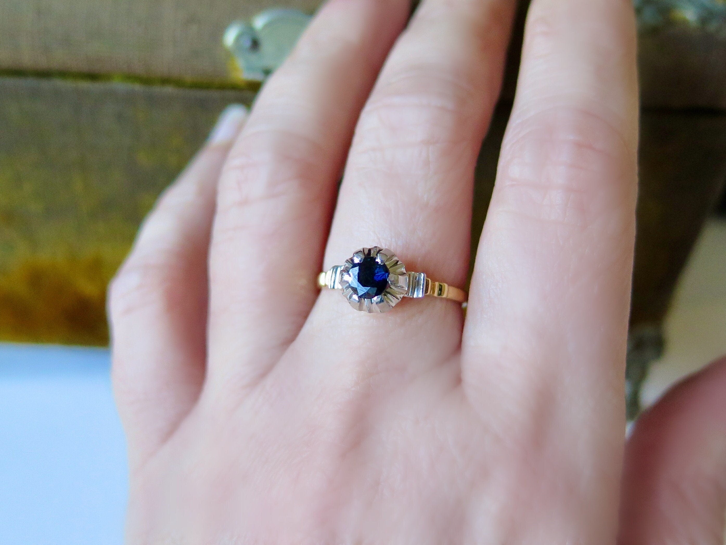Antique Art Deco 18k Gold Sapphire Ring: Openwork Solitaire