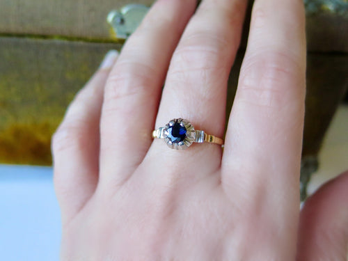 Antique Art Deco 18k Gold Sapphire Ring: Openwork Solitaire