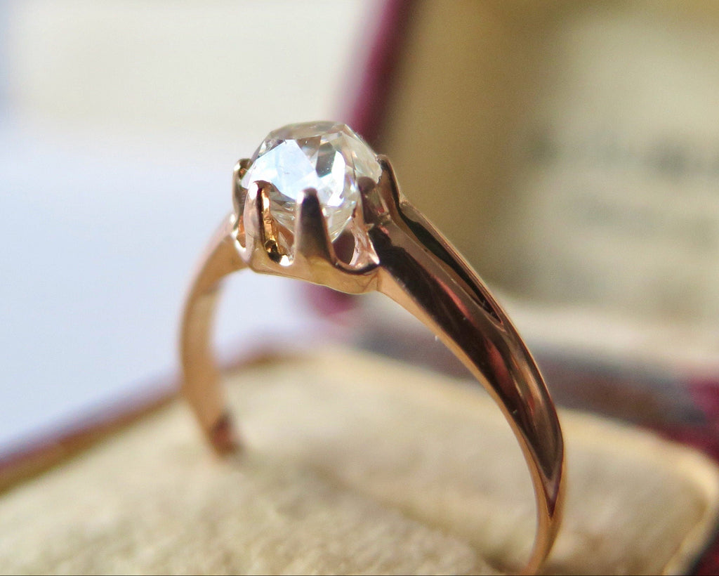 Antique ring hand crafted with solid 18k gold and natural diamond. 
Early 1900s, Art Deco era.
