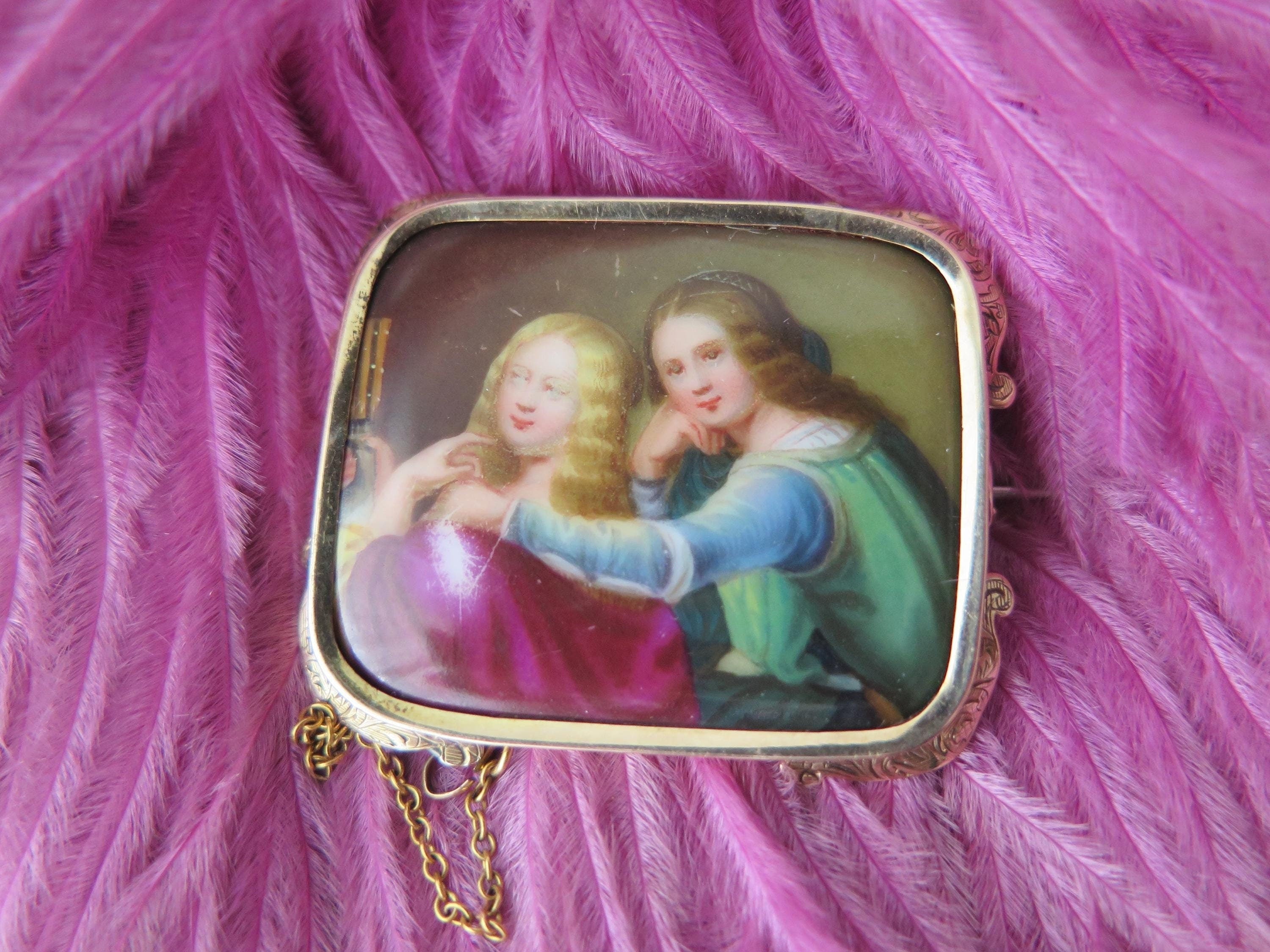 Antique brooch hand crafted with solid 15k gold and hand painted porcelain. 
End 1800s to early 1900s.