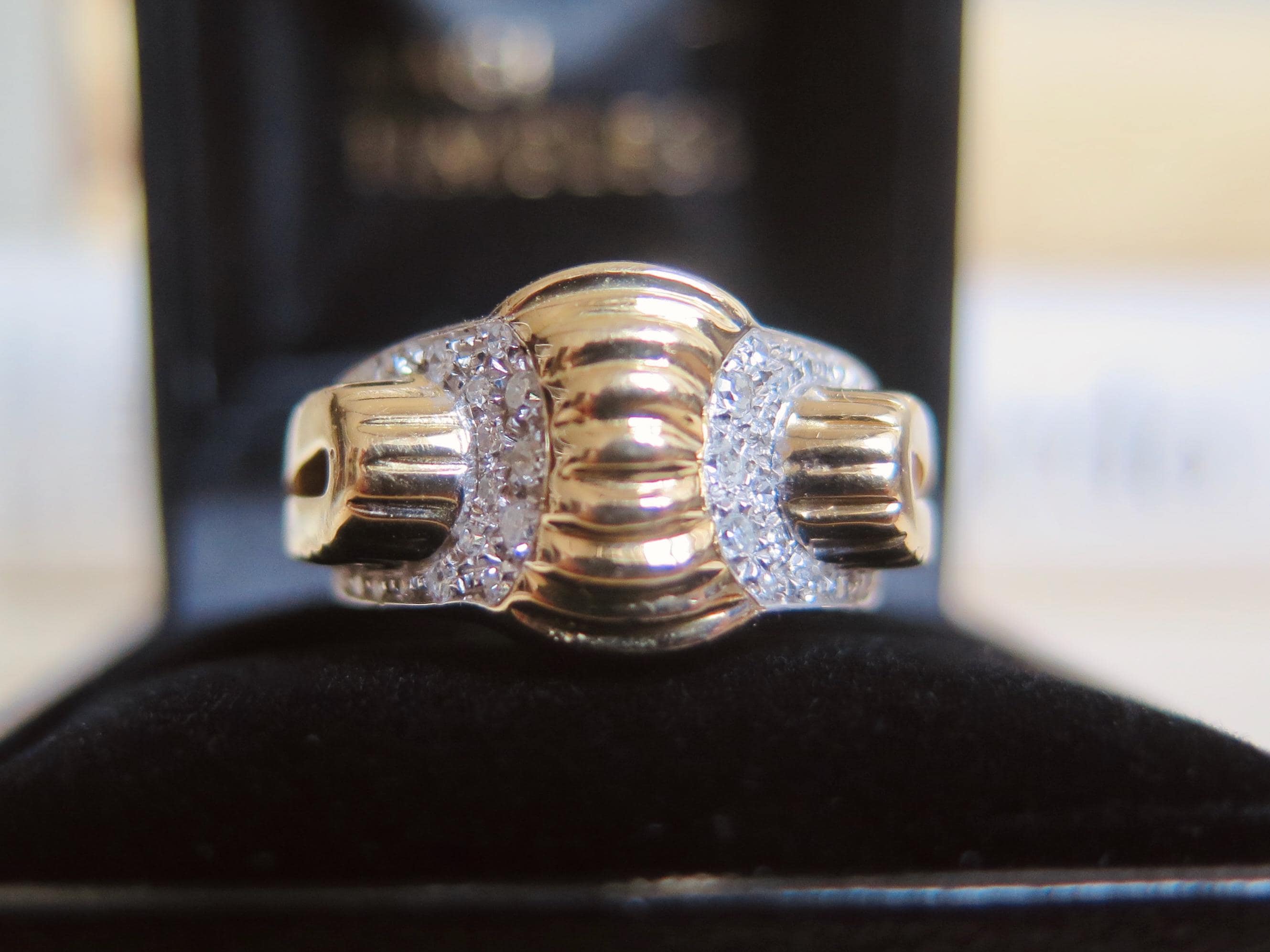 Vintage 1940s Tank Ring in 18k Gold with Diamonds – Retro Bold Design