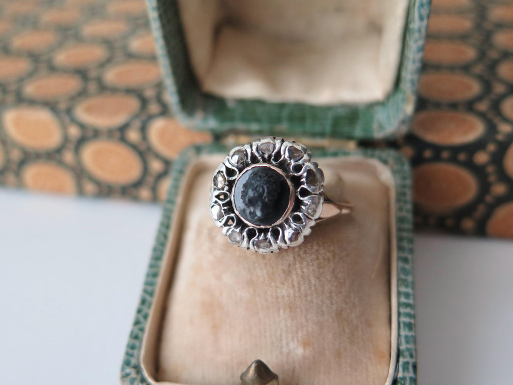 Antique Victorian Ring in 18K Gold with Diamonds and Blackamoor Cameo on Onyx