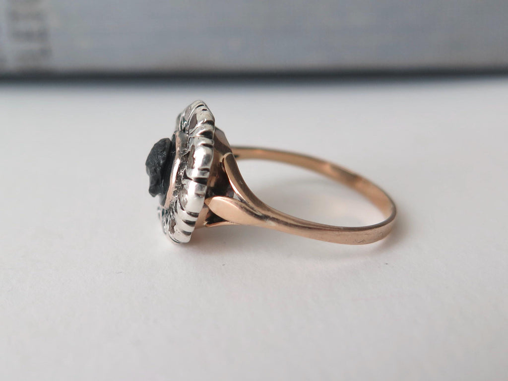 Antique Victorian Ring in 18K Gold with Diamonds and Blackamoor Cameo on Onyx