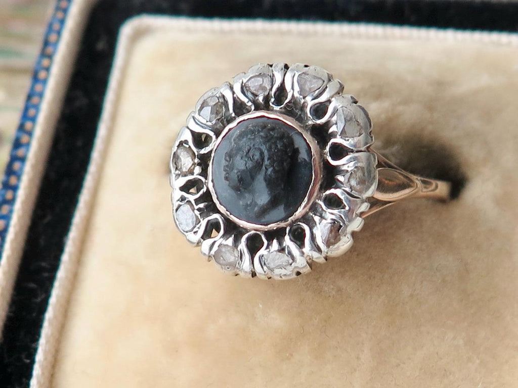 Antique Victorian Ring in 18K Gold with Diamonds and Blackamoor Cameo on Onyx